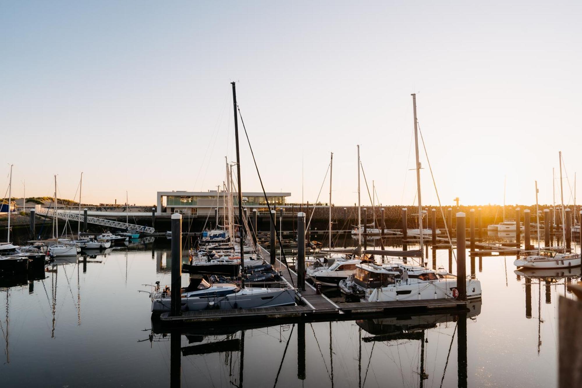 Yacht By Strandhotel - Hotel Service & Wellness 카잔바드 외부 사진